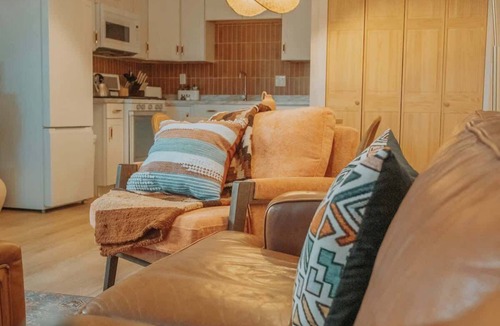 South Broadway Apartment | "Terracotta Suite" @ ArnoTriplex! Pet Friendly!