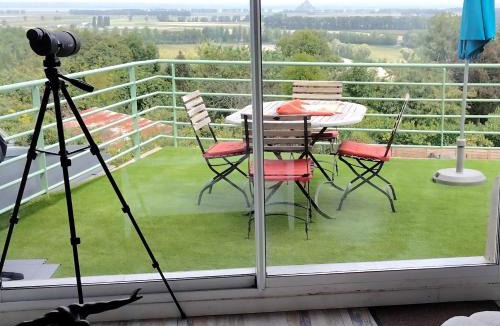 Roz-sur-Couesnon Apartment | Terrasse du Mont St Michel, vue imprenable, appart cosy proche Mont St Michel