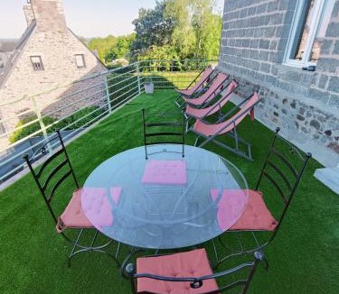 Roz-sur-Couesnon Apartment | Terrasse du Mont St Michel, vue imprenable, appart cosy proche Mont St Michel