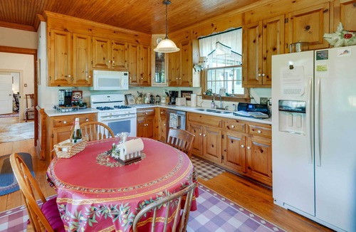 Midlothian House | Terre Haute Manor Farmhouse w/Gardens & Deck!