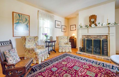 Midlothian House | Terre Haute Manor Farmhouse w/Gardens & Deck!