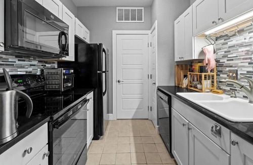 West Campus Apartment | Terrific apartment walking distance to UT Austin, bars and restaurants