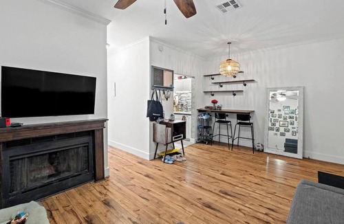 West Campus Apartment | Terrific apartment walking distance to UT Austin, bars and restaurants