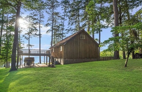 Broaddus Cabin | Terrific cabin on Lake Sam Rayburn