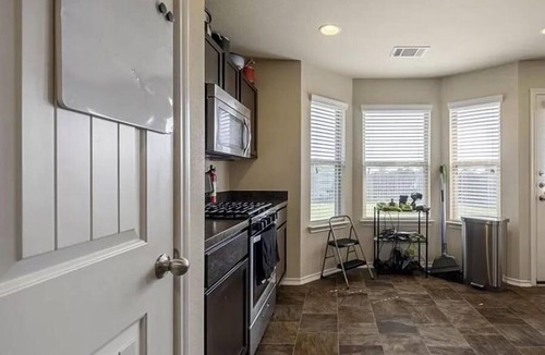 Austin Cottage | Tesla/Austin Airport Cottage