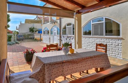 Peroj Apartment | Teuta commodious apartment at the beach