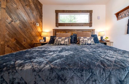 Elm Mott Cabin | Texan Tree House for an Outdoor Adventure near Magnolia