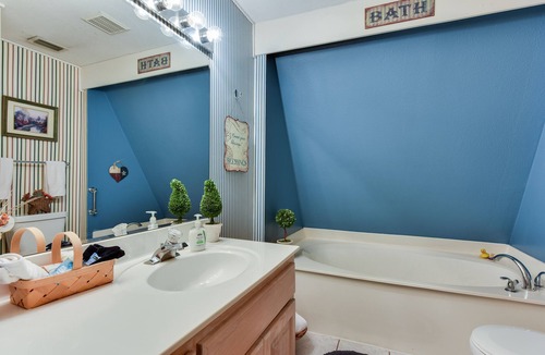 Oakland Estates Other | Texas Barn-House, Rustic, Peaceful in Heart of Med Ctr, permit STR-22-13500017