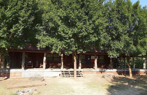 Eustace Cabin | Texas Bunkhouse at Bluegill Lake Cabins