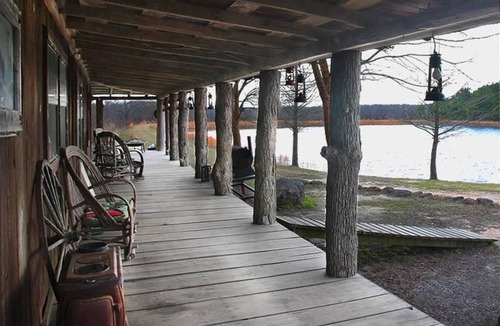 Eustace Cabin | Texas Bunkhouse at Bluegill Lake Cabins