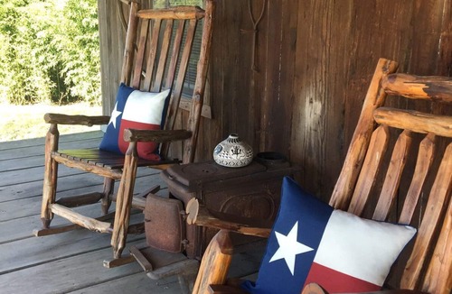 Eustace Cabin | Texas Bunkhouse at Bluegill Lake Cabins
