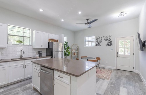 Wetmore House | Texas Casita Retreat Minutes from Six Flags