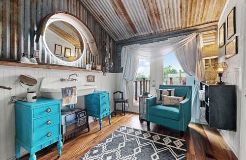 Seguin House | Texas Chic Barndo - 1920’s converted Barn into a luxury cabin for 2