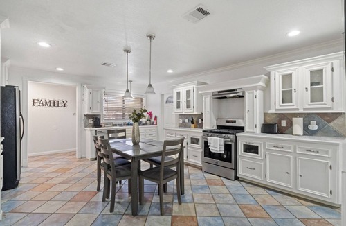 Texas City House | Texas City Palace: 6 beds, Pool-sleeps 12+