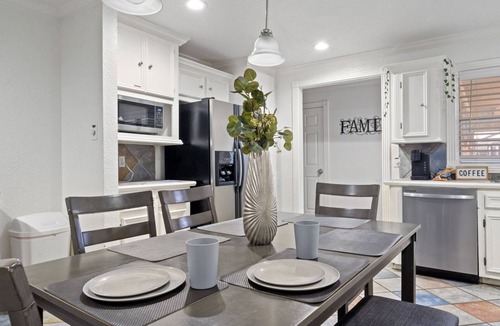 Texas City House | Texas City Palace: 6 beds, Pool-sleeps 12+