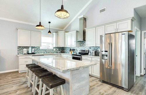 Surfside Beach House | Texas Coast Paradise: Oceanfront Retreat with Pets Allowed