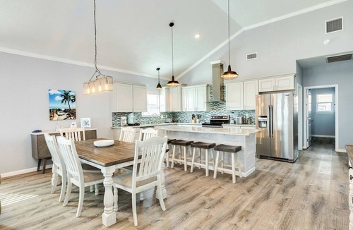 Surfside Beach House | Texas Coast Paradise: Oceanfront Retreat with Pets Allowed
