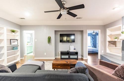 Hurst House | Texas Escape with pool & office