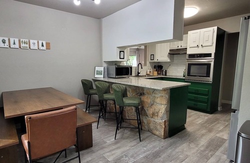 Waco House | Texas Evergreen Oasis WACO/Silos/Baylor: Pool, Spa, PingPong, Pets on 1/3 acre