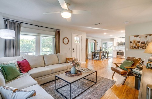 Decatur House | Texas Farmhouse Stay 2BR + Studio Suite