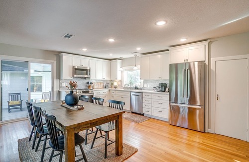 Decatur House | Texas Farmhouse Stay 2BR + Studio Suite