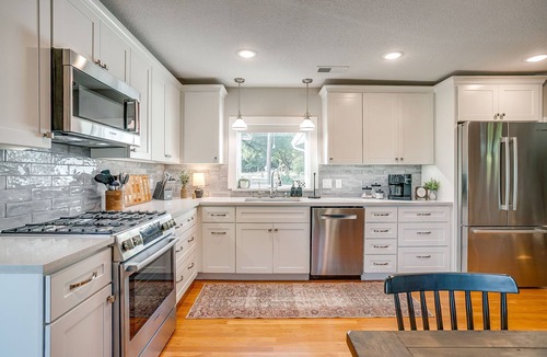 Decatur House | Texas Farmhouse Stay 2BR + Studio Suite