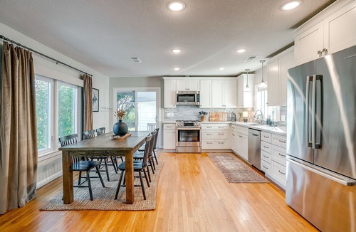 Decatur House | Texas Farmhouse Stay 2BR + Studio Suite