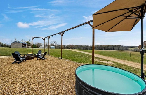 Murchison House | Texas Glamping near Murchison: Charming Wagon Rental Perfect for a Romantic Getaway