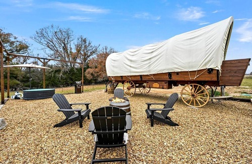 Murchison House | Texas Glamping near Murchison: Charming Wagon Rental Perfect for a Romantic Getaway
