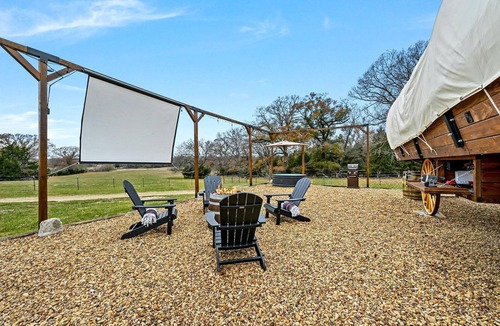Murchison House | Texas Glamping near Murchison: Charming Wagon Rental Perfect for a Romantic Getaway