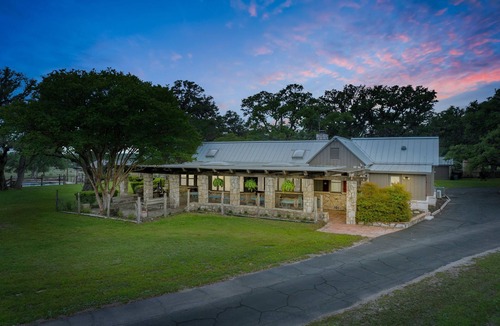 Boerne House | Texas Hill Country Escape — 250 Acres, Pickleball & Free Hayride w/4-Nt Rental!