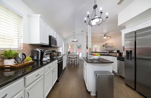 Wetmore House | Texas Luxury Home II - 4 Bedrooms one story House