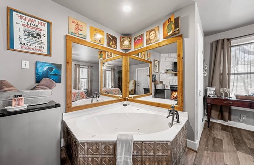 Fredericksburg Bed & Breakfast | Texas Music - Close to Luckenbach & Bar On Site
