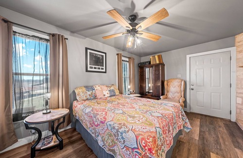 Fredericksburg Bed & Breakfast | Texas Music - Close to Luckenbach & Bar On Site