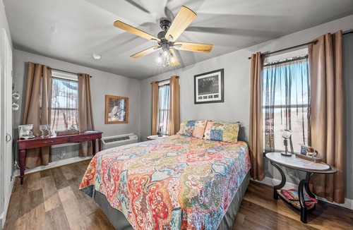 Fredericksburg Bed & Breakfast | Texas Music - Close to Luckenbach & Bar On Site