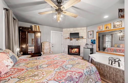 Fredericksburg Bed & Breakfast | Texas Music - Close to Luckenbach & Bar On Site