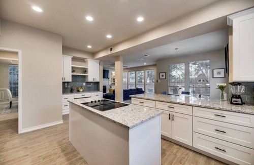 Plano House | Texas Size 5 Bed 3.5Bath Hot Tub ,Pool, fast WiFi!