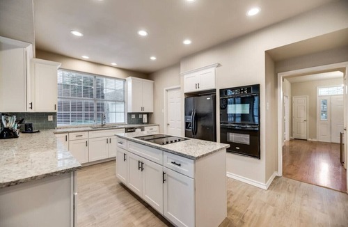 Plano House | Texas Size 5 Bed 3.5Bath Hot Tub ,Pool, fast WiFi!