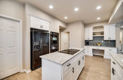 Plano House | Texas Size 5 Bed 3.5Bath Hot Tub ,Pool, fast WiFi!