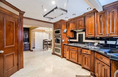 Spring Branch East House | TEXAS SIZE | Pool +Hot tub | Bar | 8 br&4ba