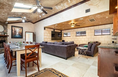 Spring Branch East House | TEXAS SIZE | Pool +Hot tub | Bar | 8 br&4ba