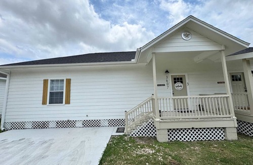 Nederland House | Texas Spindletop 3BR 2BA Home