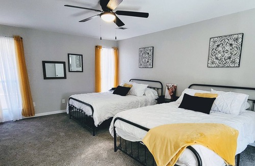 Hewitt House | Texas Sunshine Oasis WACO/Silos/Baylor: Pool, Piano, PingPong, Pets