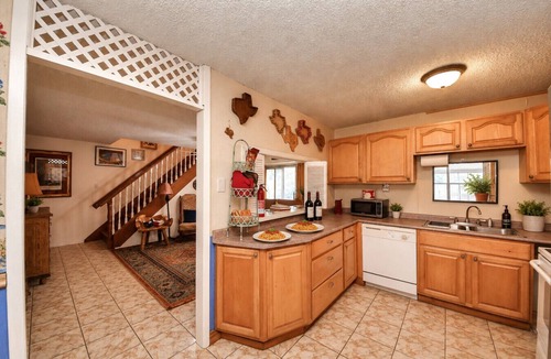 Channelview House | Texas-Themed 2BR Retreat|Houston Area|EV Charger