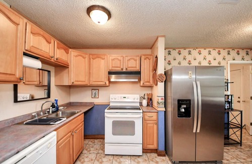 Channelview House | Texas-Themed 2BR Retreat|Houston Area|EV Charger