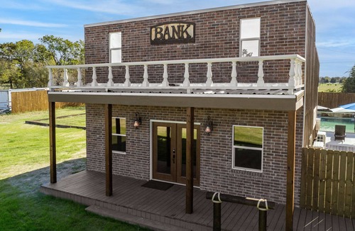 Van Zandt County House | Texas Tombstone, your private town