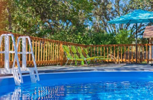 Wetmore House | Texas Vacation Home, Game Room & POOL by Sixflags