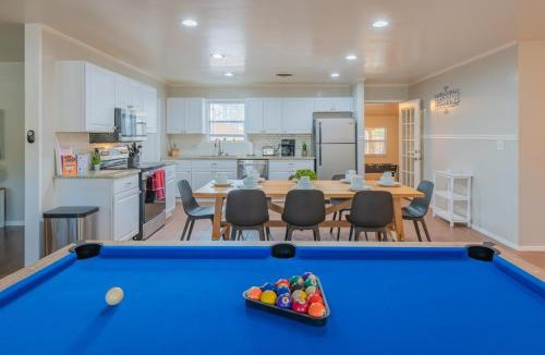 Wetmore House | Texas Vacation Home, Game Room & POOL by Sixflags