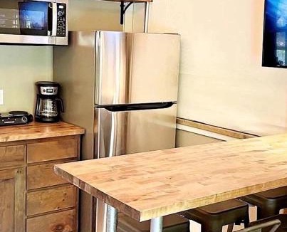Sutherland Springs House | Texas Waterside Escape: Glamping Holiday in a Tented Cabin with Shared Comforts