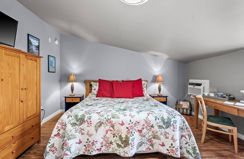Fredericksburg Bed & Breakfast | Texas Wildflower - Close to Luckenbach